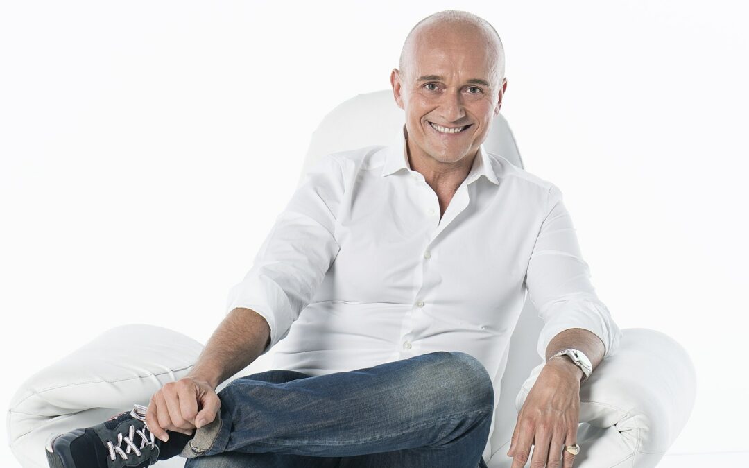 Alfonso Signorini, Fabrizio Corona e lo scandalo mediatico: crisi reputazionale, Mediaset e la guerra tra TV e digitale