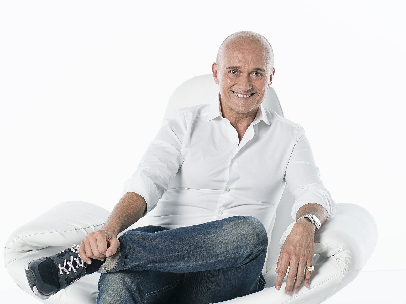 Alfonso Signorini uomo seduto