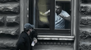 due uomini alla finestra